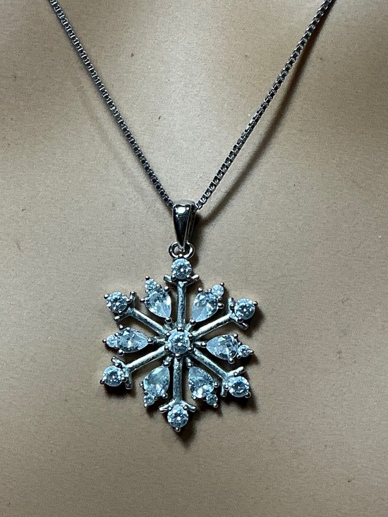 Sterling Silver Chain with Snowflake Pendant. 19 inches long - Picture 1 of 7
